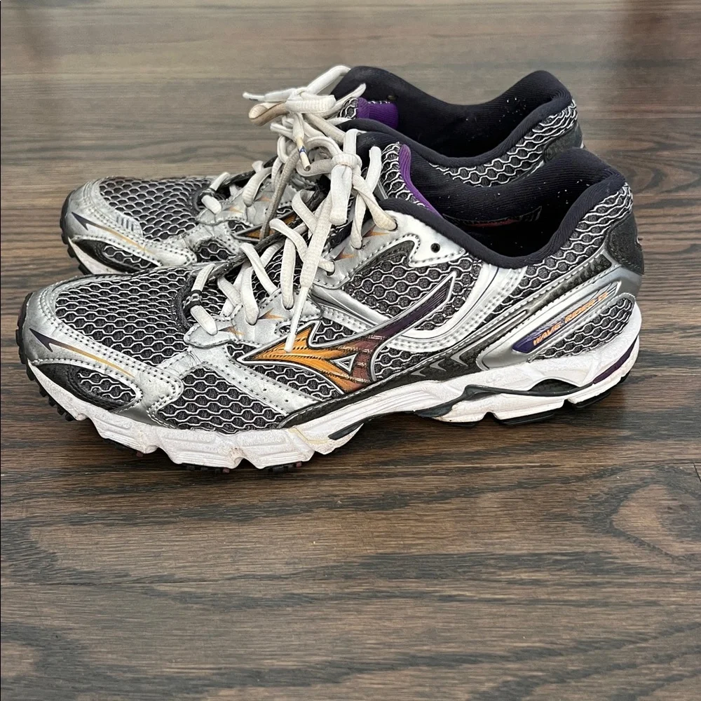 Mizuno Women's Running Shoes - gray size 8 - Picture 2 of 6
